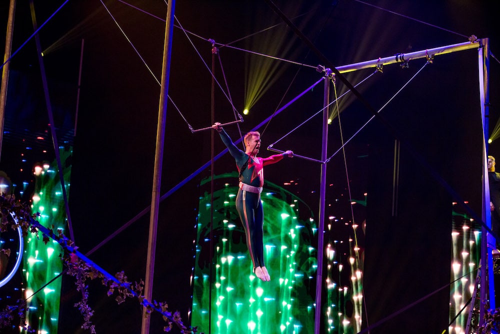 James Cooke hangt in de trapeze in De Battle