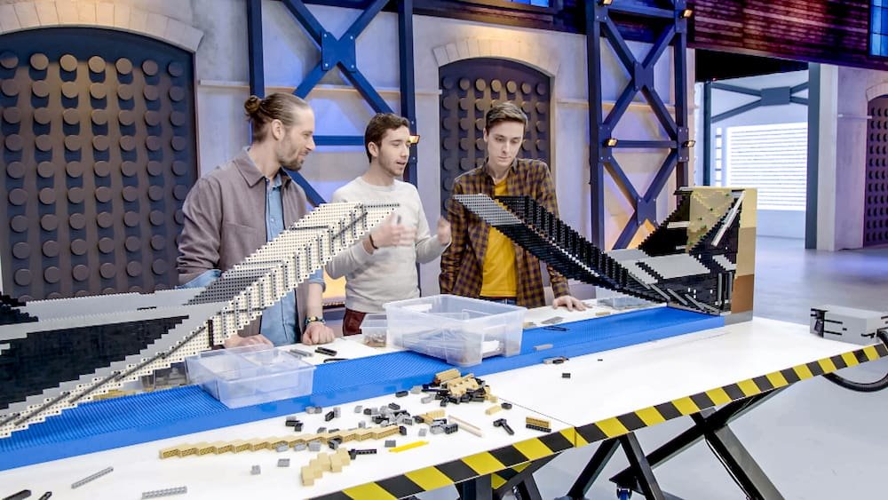 Andreas Hens, Arno Verhaeghe, Brickmaster Bas Brederode in aflevering 5 LEGO Masters bruggen bouwen