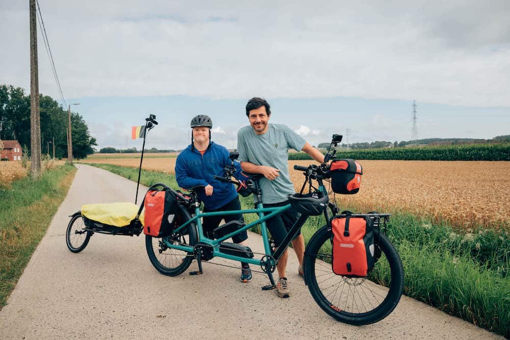 Dieter Coppens en Kevin Van Den Bosch fietsen in Down the sea met een tandem naar de kust