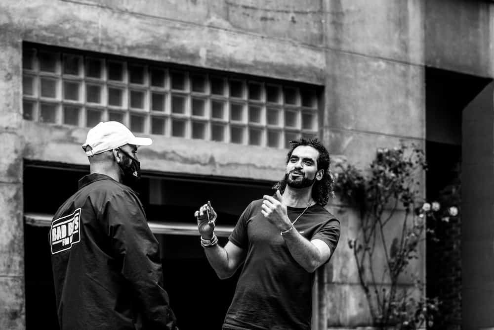 Adil El Arbi en Bilall Fallah zijn voor de opnames van VIER & Netflix-serie Grond weer terug in Brussel