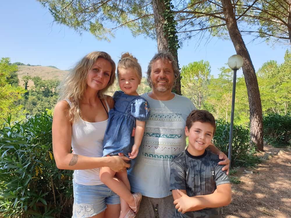 Familie Mensing in Ik Vertrek - zij emigreren met kinderen naar Umbrië Italië